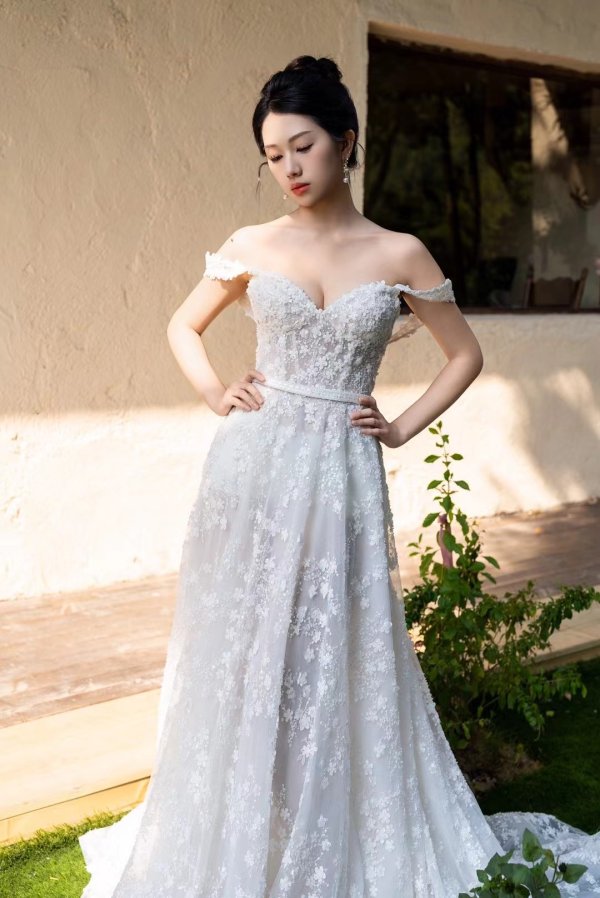 luxury model off the shoulder a line long wedding dress mo0015