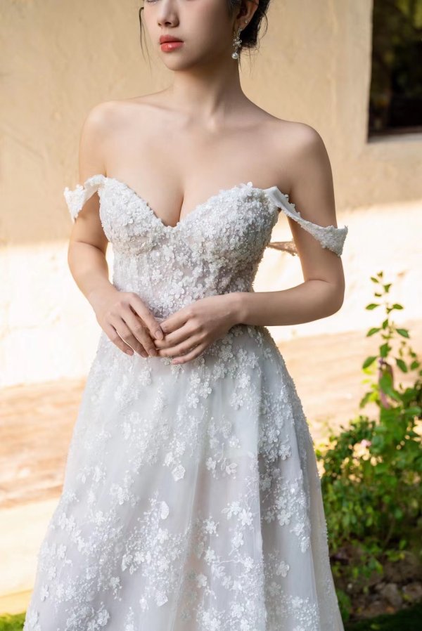 luxury model off the shoulder a line long wedding dress mo0015