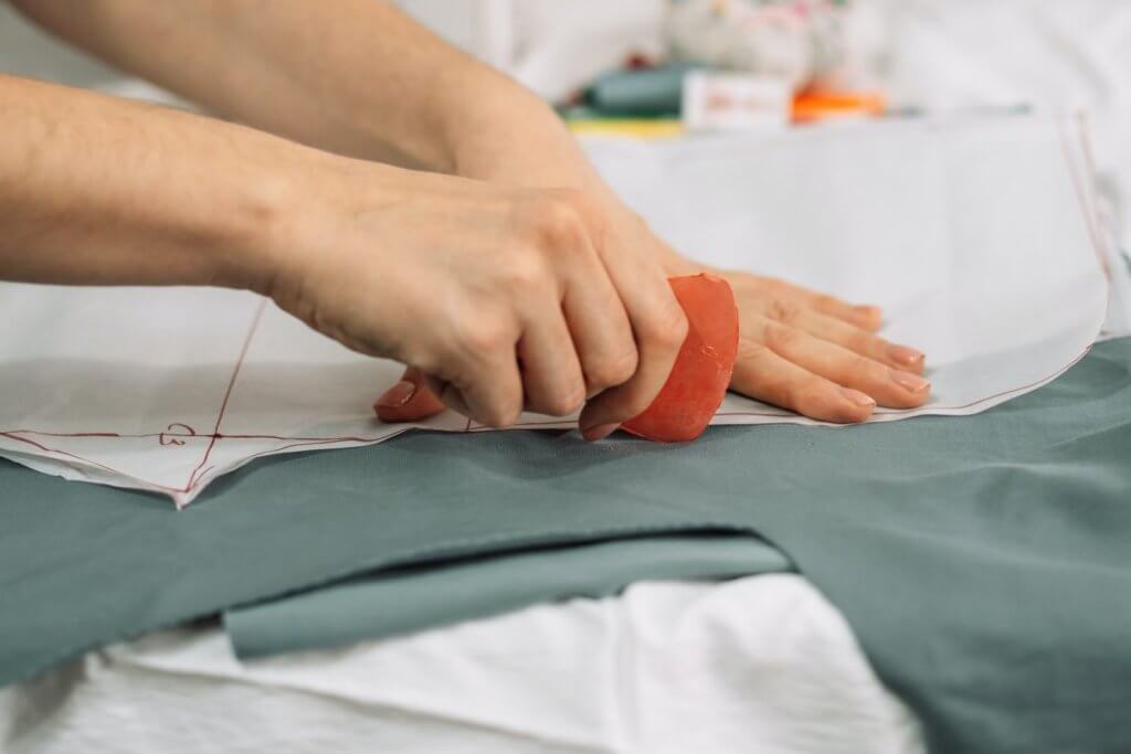 draws patterns on the fabric with chalk