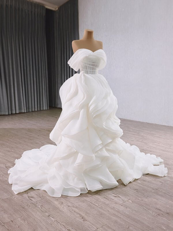 luxury model sweetheart neck sleeveless tiered long a line wedding dress 251005